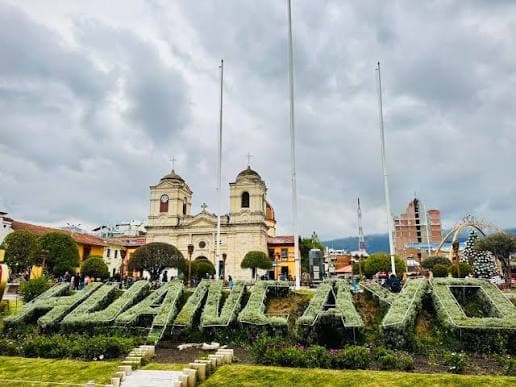 Plaza de la Constitución de Huancayo, con la Catedral y el nombre de la ciudad formado en jardines