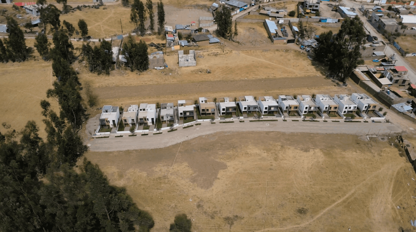 Vista aérea de Residencial Esmeralda en El Tambo, con viviendas y calle de acceso